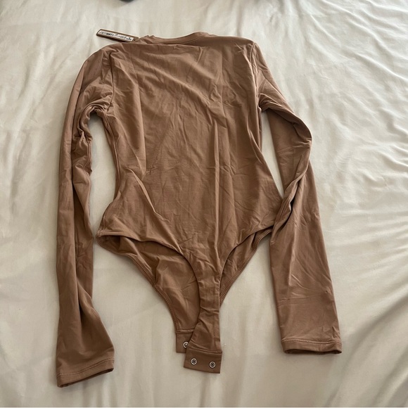 NEW SKIMS ESSENTIAL LONG SLEEVE SCOOP NECK BODYSUIT SMALL SIENNA $78 - Picture 5 of 8